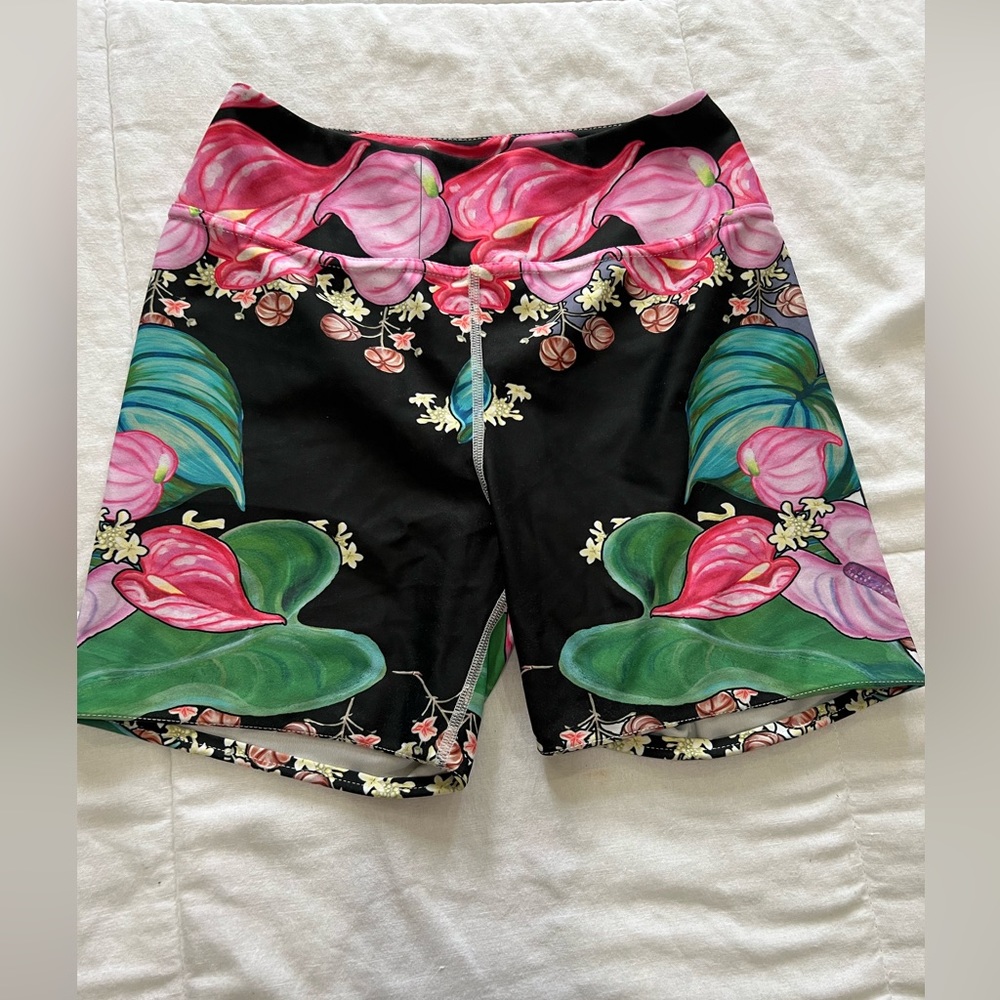 WOMEN'S YOGA SHORTS: TROPICAL ANTHIRIUM & HAWAIIAN HEALING PLANTS IN BLACK